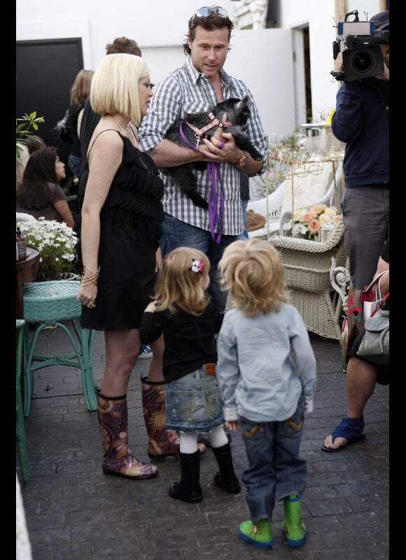 Tori Spelling, son mari Dean McDermott et leurs enfants Stella et Liam en visite dans une boutique d'antiquités avec leur chèvre (28 mars à L.A)
