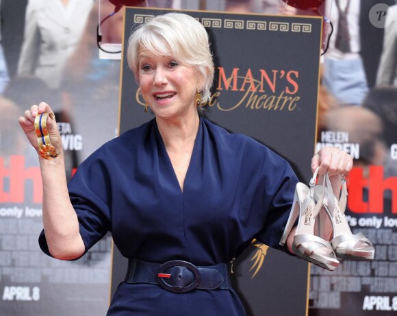 Helen Mirren le 28 mars devant le Chinese Theater. Elle a laissé dans le ciment les empreintes de ses talons mais aussi de son bracelet
