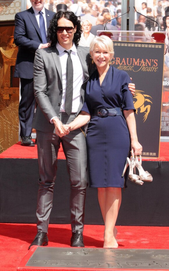 Helen Mirren le 28 mars devant le Chinese Theater, félicitée par Russell Brand avec qui elle va partager l'affiche dans Arthur