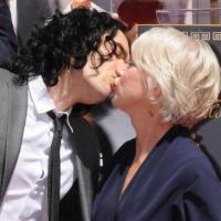 Helen Mirren embrasse Russell Brand sur la bouche dans la Cité des Anges !