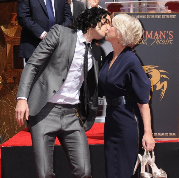 Helen Mirren le 28 mars devant le Chinese Theater. Elle se fait embrasser par Russell Brand avec qui elle a tourné dans Arthur (en salles le 22 juin 2011)