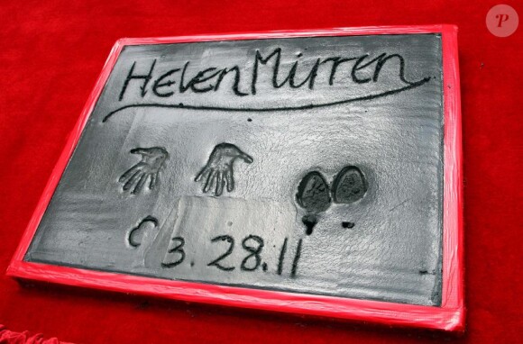 Voici la signature finale et indélébile d'Helen Mirren devant le Chinese Theater