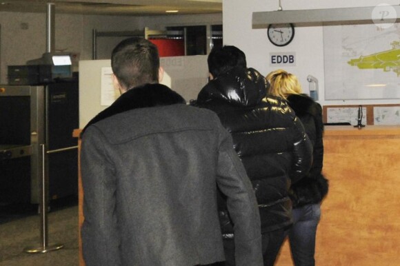 Shakira et Gerard Piqué  de dos à l'aéroport de Berlin en février 2011