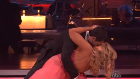 Dancing With The Stars : Kirstie Alley embrasse son danseur devant Chris Brown !