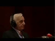 Charles Aznavour tord le cou aux rumeurs : "Oh, j'ai l'habitude d'être mort !"