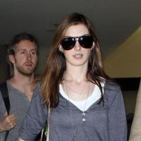 Anne Hathaway voyage toujours avec style !