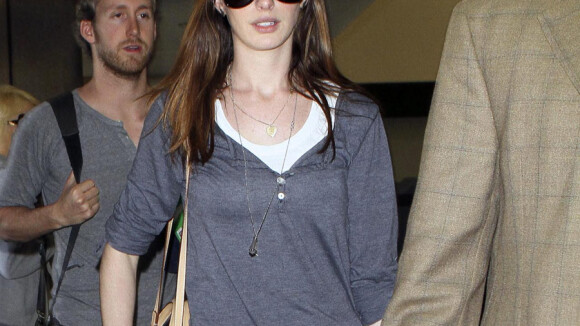 Anne Hathaway voyage toujours avec style !