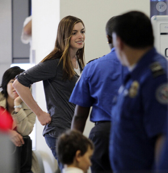 Anne Hathaway à l'aéroport de Los Angeles, le 30 mars 2011. 