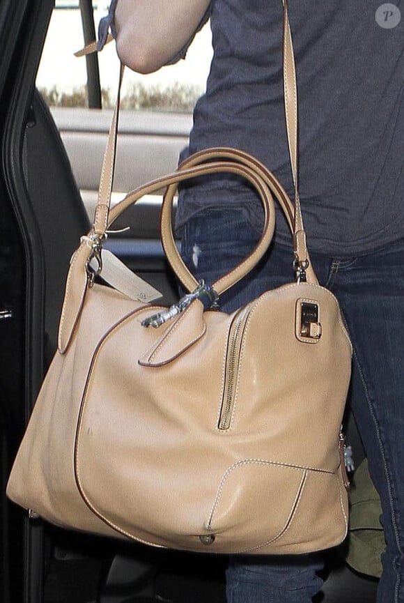 Anne Hathaway à l'aéroport de Los Angeles, le 30 mars 2011. Elle ne quitte plus son sac D-Styling de chez Tod's