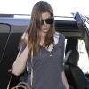 Anne Hathaway à l'aéroport de Los Angeles, le 30 mars 2011. Elle ne quitte plus son sac D-Styling de chez Tod's