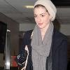 Anne Hathaway à l'aéroport de JFK à New York, mars 2011.Son D-STyling de Tod's n'est jamais loin...