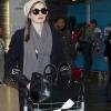 Anne Hathaway à l'aéroport de JFK à New York, mars 2011 avec son D-STyling de Tod's jamais loin...
