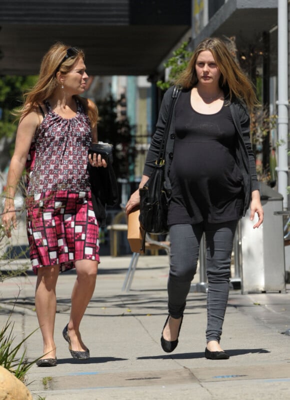 Alicia Silverstone, enceinte, est allée déjeuner avec une amie à Los Angeles le 31 mars 2011