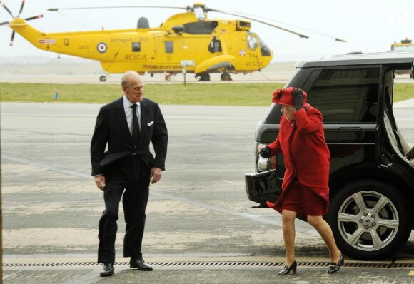 Le 1er avril 2011, le prince William recevait sa grand-mère la reine Elizabeth II et son époux le prince Philip sur la base de la RAF Valley, à Anglesey, pour leur faire découvrir son travail de pilote de sauvetage.