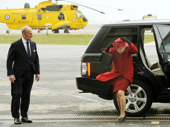Le 1er avril 2011, le prince William recevait sa grand-mère la reine Elizabeth II et son époux le prince Philip sur la base de la RAF Valley, à Anglesey, pour leur faire découvrir son travail de pilote de sauvetage.