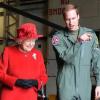 Le 1er avril 2011, le prince William recevait sa grand-mère la reine Elizabeth II et son époux le prince Philip sur la base de la RAF Valley, à Anglesey, pour leur faire découvrir son travail de pilote de sauvetage.