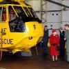 Le 1er avril 2011, le prince William recevait sa grand-mère la reine Elizabeth II et son époux le prince Philip sur la base de la RAF Valley, à Anglesey, pour leur faire découvrir son travail de pilote de sauvetage.