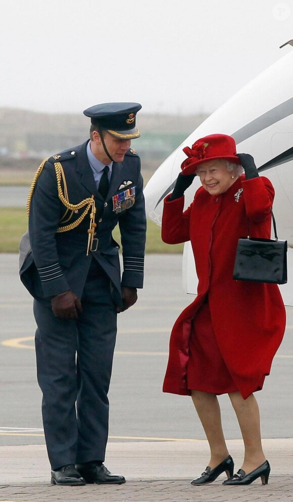Le 1er avril 2011, le prince William recevait sa grand-mère la reine  Elizabeth II, avec le prince consort Philip, sur la base d'Anglesey, pour leur faire découvrir son travail de pilote de  sauvetage. Mamy Liz, coquette, était très fière !
