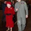 Le 1er avril 2011, le prince William recevait sa grand-mère la reine  Elizabeth II, avec le prince consort Philip, sur la base d'Anglesey, pour leur faire découvrir son travail de pilote de  sauvetage. Mamy Liz, coquette, était très fière !