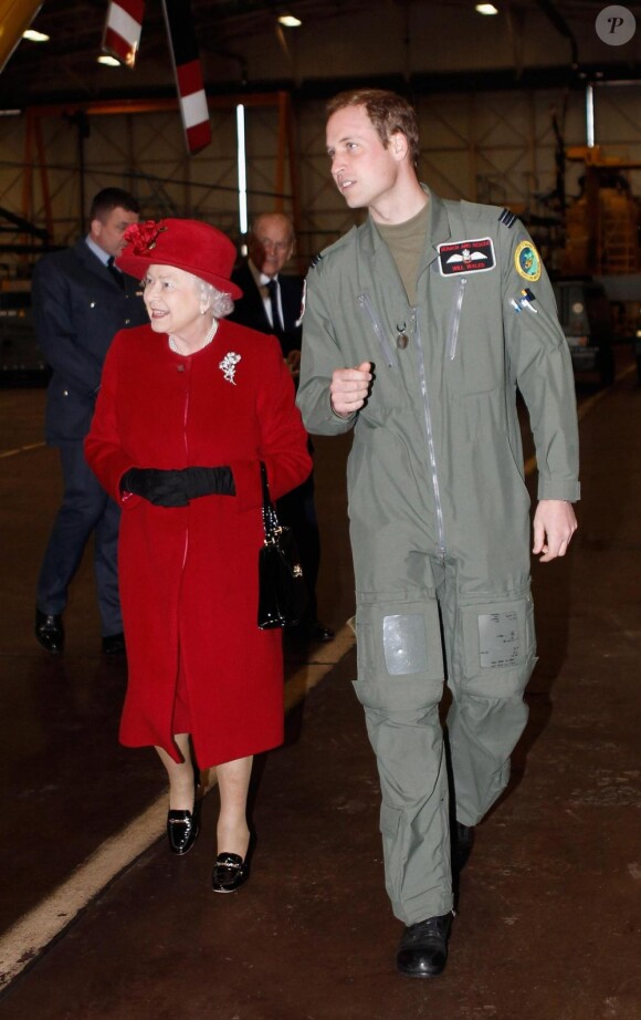 Le 1er avril 2011, le prince William recevait sa grand-mère la reine  Elizabeth II, avec le prince consort Philip, sur la base d'Anglesey, pour leur faire découvrir son travail de pilote de  sauvetage. Mamy Liz, coquette, était très fière !