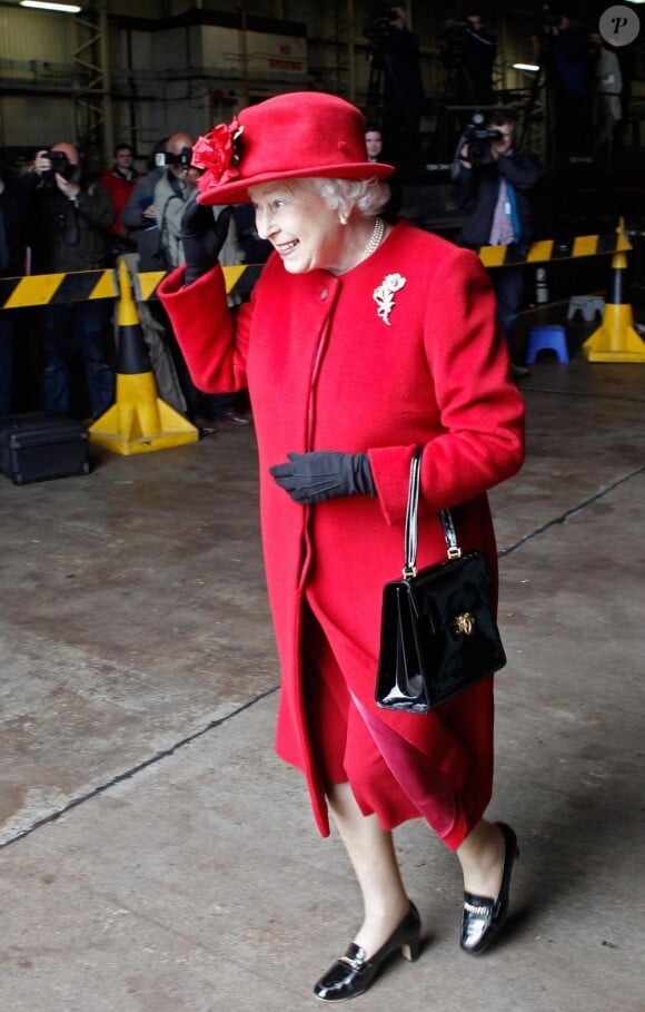 Le 1er avril 2011, le prince William recevait sa grand-mère la reine  Elizabeth II, avec le prince consort Philip, sur la base d'Anglesey, pour leur faire découvrir son travail de pilote de  sauvetage. Mamy Liz, coquette, était très fière !