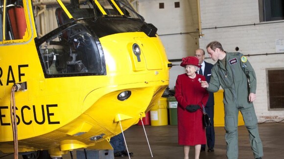 Le prince William roule des mécaniques devant la reine Elizabeth, très fière !