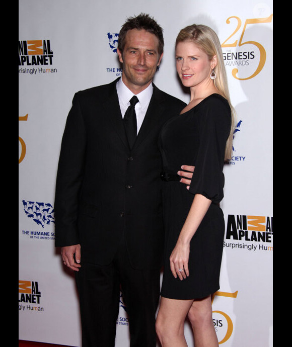 Michael Vartan et sa fiancée Lauren Skaar posent lors d'une soirée à Los Angeles en mars 2011