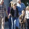 Reese Witherspoon, Jim Toth et les enfants de l'actrice en décembre 2010 à la sortie de l'église à Santa Monica