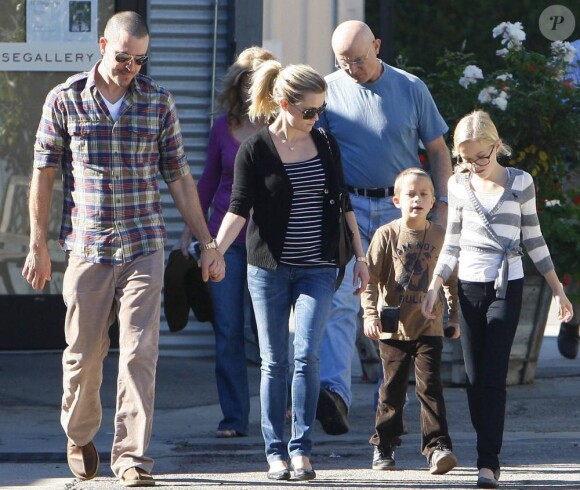Reese Witherspoon, Jim Toth et les enfants de l'actrice en décembre 2010 à la sortie de l'église à Santa Monica