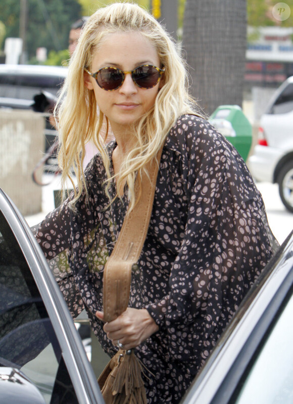 Nicole Richie le 6 avril 2011 fait profil bas sous sa blouse ample 