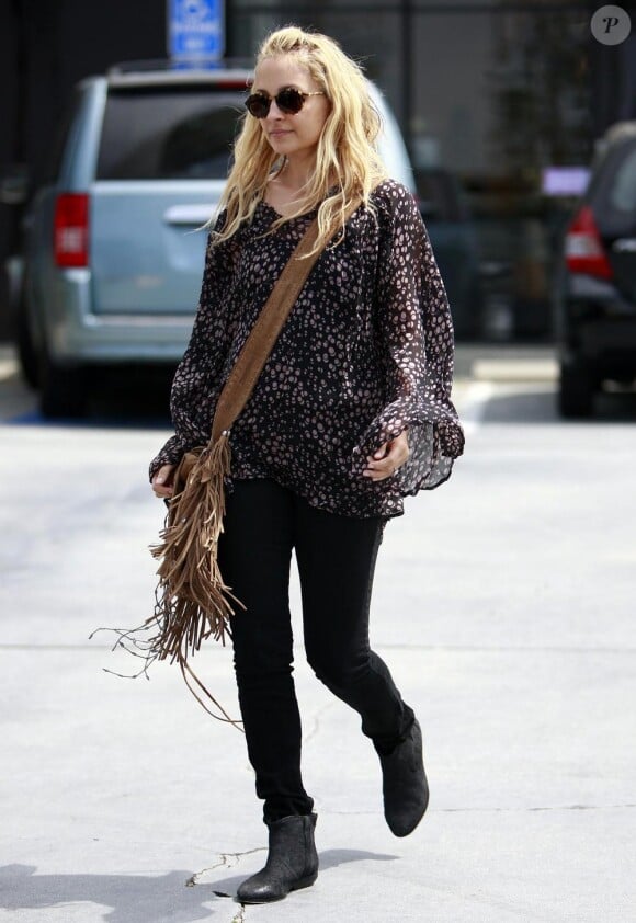 Nicole Richie à la sortie d'un restaurant à Los Angeles le 6 avril 2011, dissimulée sous une blouse ample