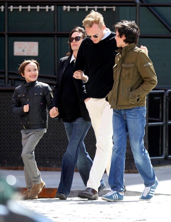 Jennifer Connelly et Paul Bettany en famille, dans les rues de New York, le 2 avril 2011
