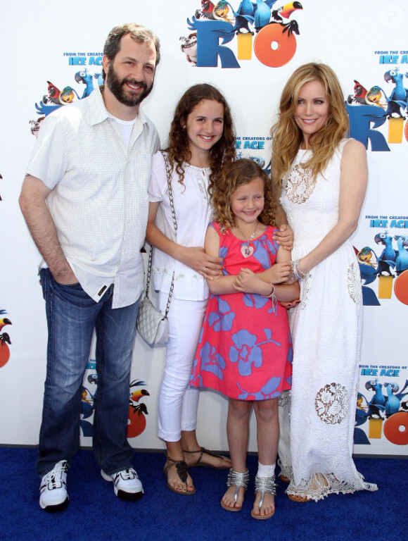 Judd Apatow, Leslie Mann et leurs enfants lors de l'avant-première à Los Angeles de Rio le 10 avril 2011