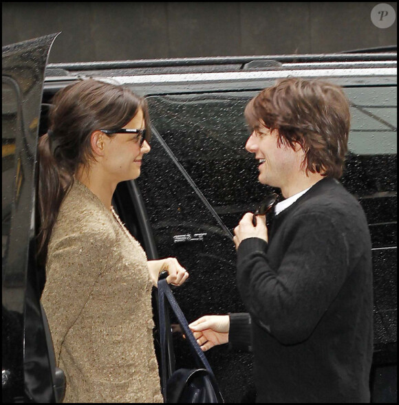 Katie Holmes et Tom Cruise en balade amoureuse. Elle exhibe un sac de sa création le 12 avril 2011 à New York