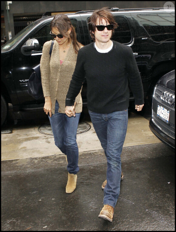 Katie Holmes et Tom Cruise en balade amoureuse. Elle exhibe un sac de sa création le 12 avril 2011 à New York