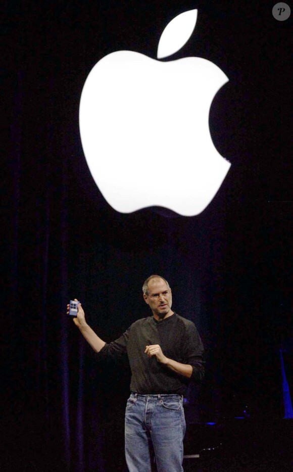 Steve Jobs présente l'iTunes Store, à Londres, 2003.