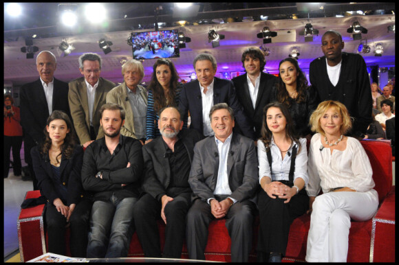Tout le monde réuni sur le plateau de Vivement Dimanche pour l'émission en l'honneur de Daniel Auteuil (enregistré le 13 avril 2011 et diffusé le 17 avril 2011)