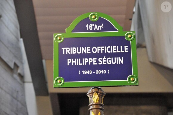 Bertrand Delanoë et Robin Leproux inaugurent la Tribune officielle Philippe Séguin au Parc des Princes, à Paris, samedi 2 avril 2011.