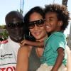 Djimon Hounsou et Kimora Lee Simmons, avec leur fils, au Toyota Pro/Celebrity Race,  à Long Beach, le 16 avril 2011.