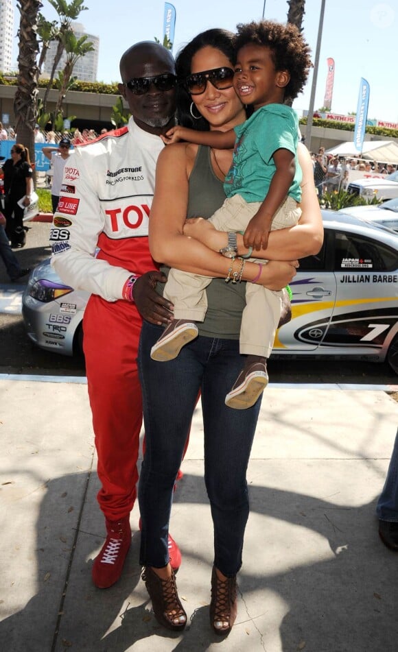 Djimon Hounsou et Kimora Lee Simmons, avec leur fils, au Toyota Pro/Celebrity Race,  à Long Beach, le 16 avril 2011.