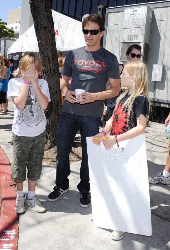Stephen Moyer et ses enfants Lilac et Billy (né d'une ancienne union) au Toyota Pro/Celebrity Race,  à Long Beach, le 16 avril 2011.