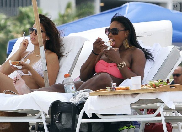 Serena Williams sur la plage de Miami, le 16 avril 2011. Il va peut-être falloir y aller mollo sur la crème glacée...