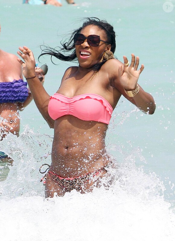 Serena Williams sur la plage de Miami, le 16 avril 2011. Les vertus de l'hydrothérapie...