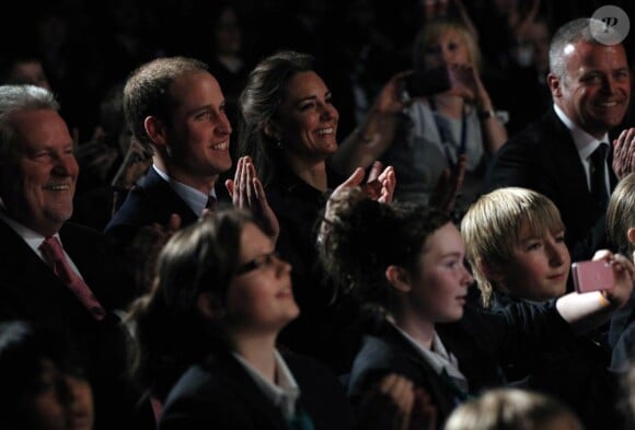 Le prince William et Kate Middleton, le 11 février 2011 dans le Lancashire. Le gouvernement britannique se penche sérieusement sur la question des règles de succession au trône, qui concernera leurs enfants...