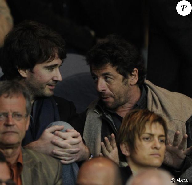 Patrick Bruel et Antoine Arnault, en pleine conversation lors du match PSG-OL le 17 avril 2011