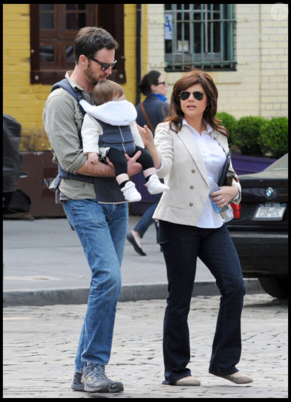 La petite Harper dans les bras de son papa Brady Smith et entourée par sa maman Tiffany Thiessen le 18 avril 2011 à New York