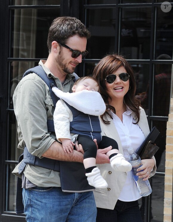 Tiffani Thiessen heureuse à la ville avec son époux et leur fille Harper le 18 avril 2011 à New York