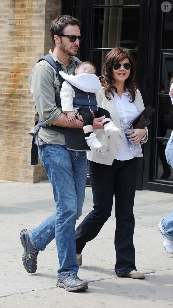 Tiffani Thiessen heureuse à la ville avec son époux et leur fille Harper le 18 avril 2011