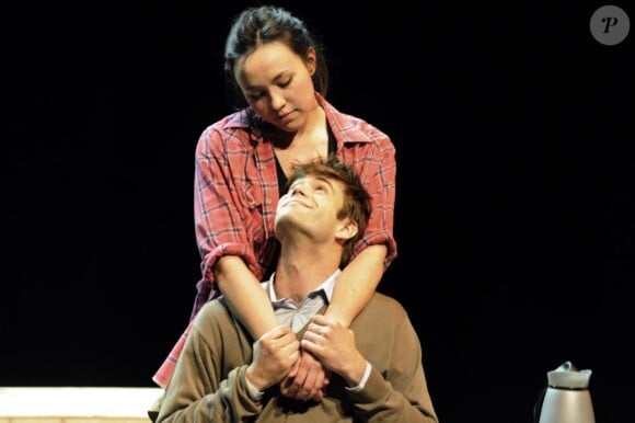 Déborah Grall et Robin Causse dans la pièce Frères du Bled, de Christophe Botti, mise en scène par Thierry Harcourt, au Vingtième Théâtre, à Paris.