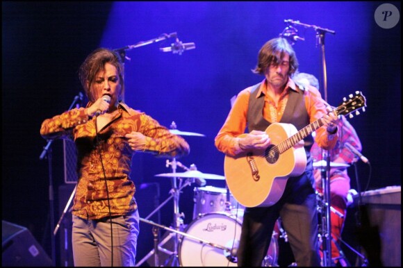 Catherine Ringer et Fred Chichin sur scène en avril 2007, à La Cigale, à Paris, quelques mois avant la mort du guitariste.